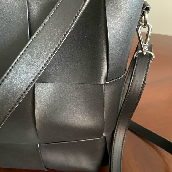 Expression NYC women’s black large wowen pattern Foux leather shoulder bag. - Picture 3 of 6